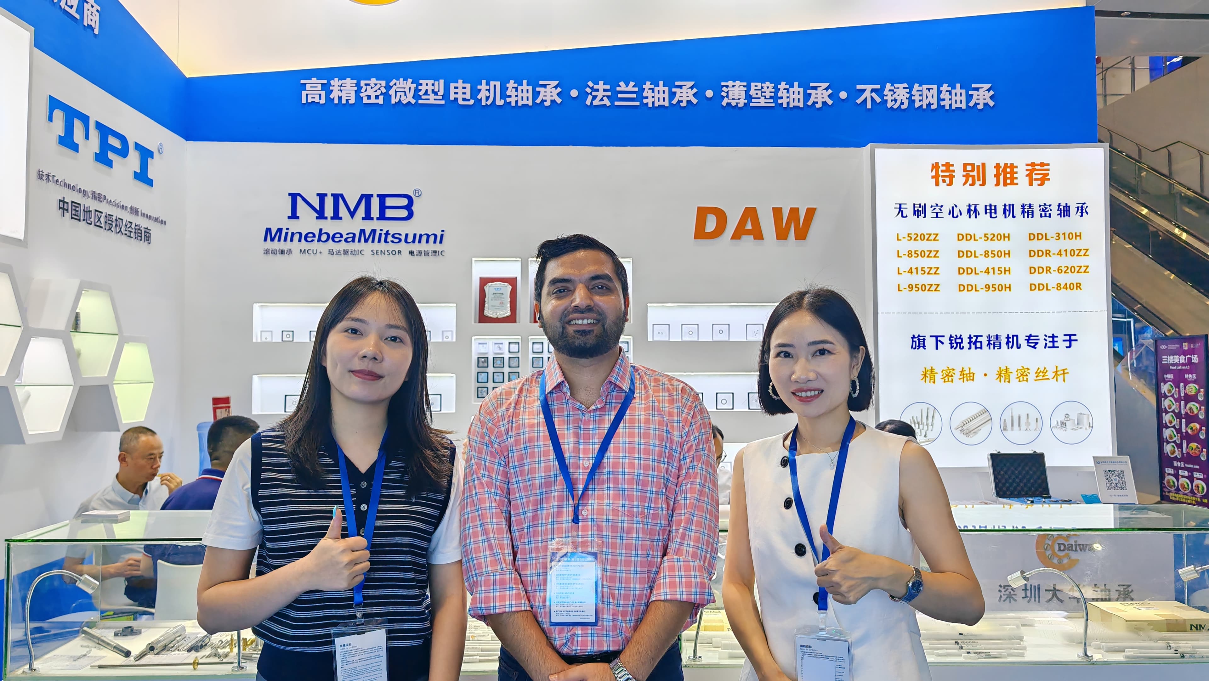 LUMI team meeting international visitors at an industry exhibition 8