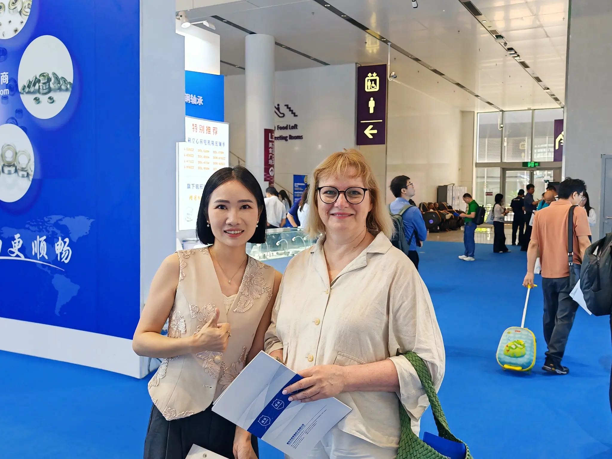 LUMI Bearing representative meeting an overseas customer at an industry exhibition