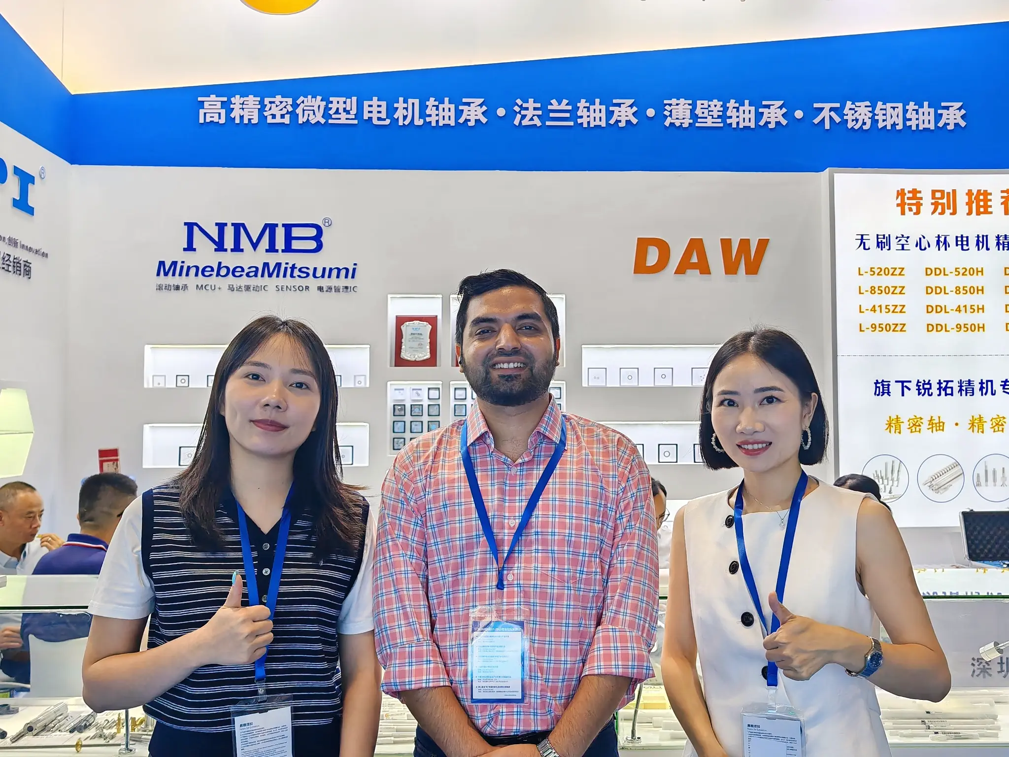 LUMI Bearing team meeting an international visitor at a bearing exhibition