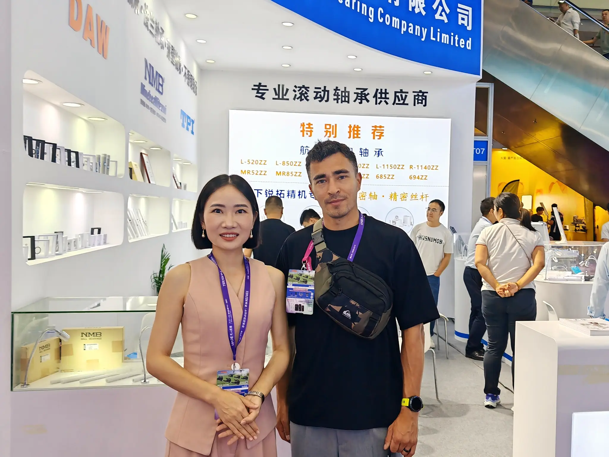 LUMI Bearing representative with an overseas visitor at the company exhibition booth
