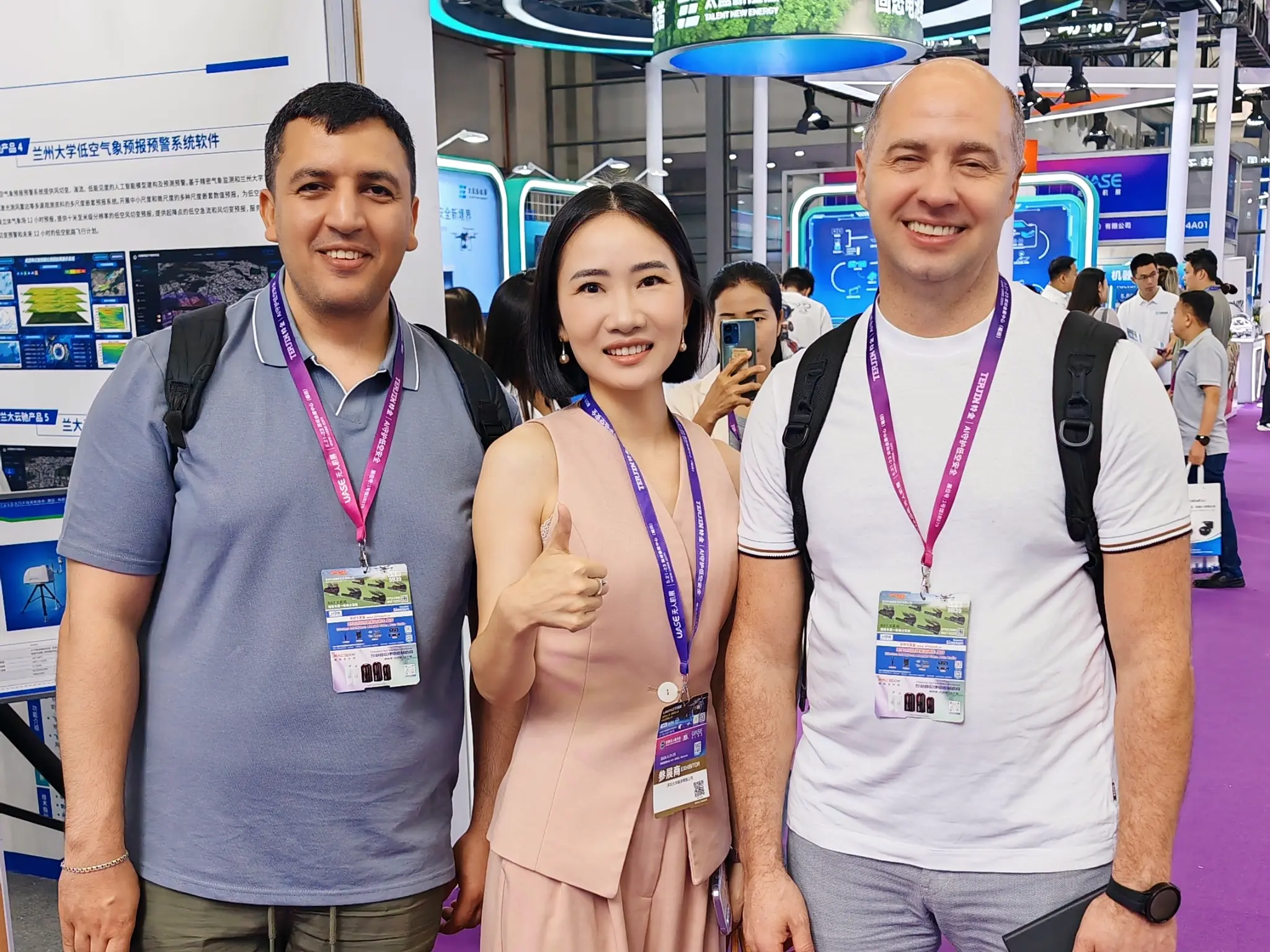 LUMI Bearing representative meeting international exhibition visitors