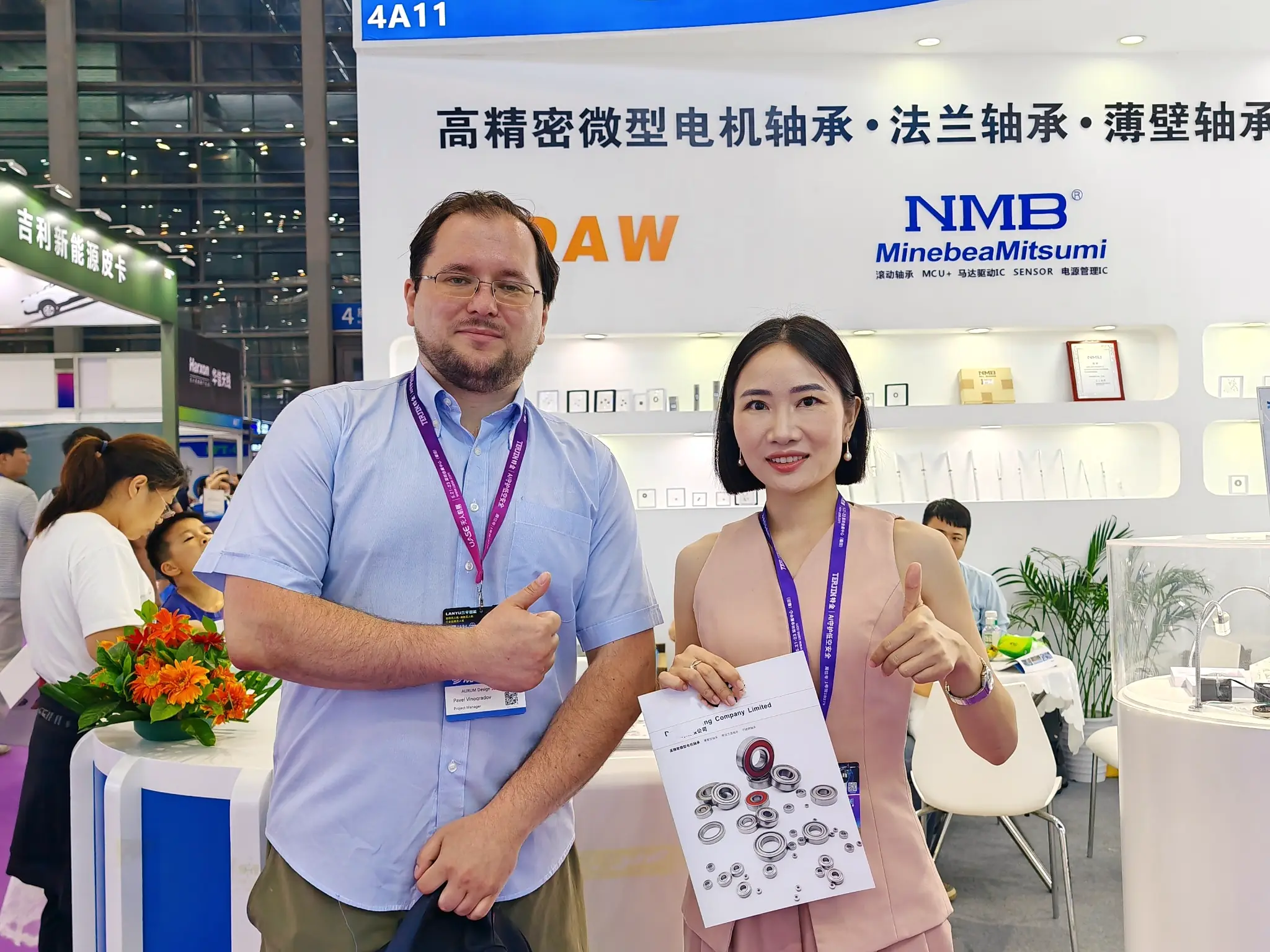 LUMI Bearing representative discussing bearing products with an overseas customer