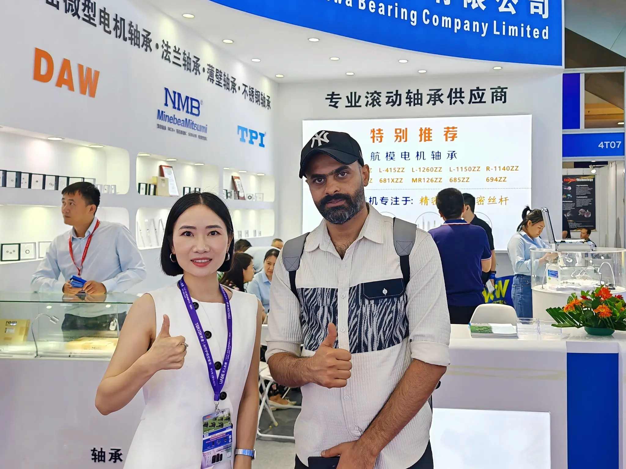 LUMI Bearing representative meeting an overseas buyer at the exhibition booth